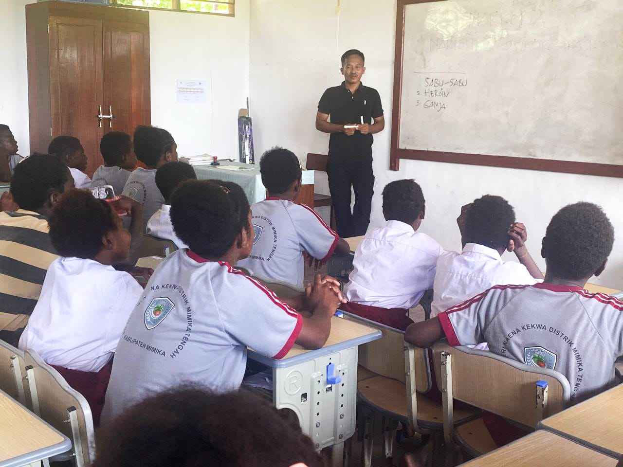 Satgas TMMD Ke-128 Kodim 1710/Mimika Beri Penyuluhan Bahaya Narkoba dan Lem Aibon kepada Pelajar