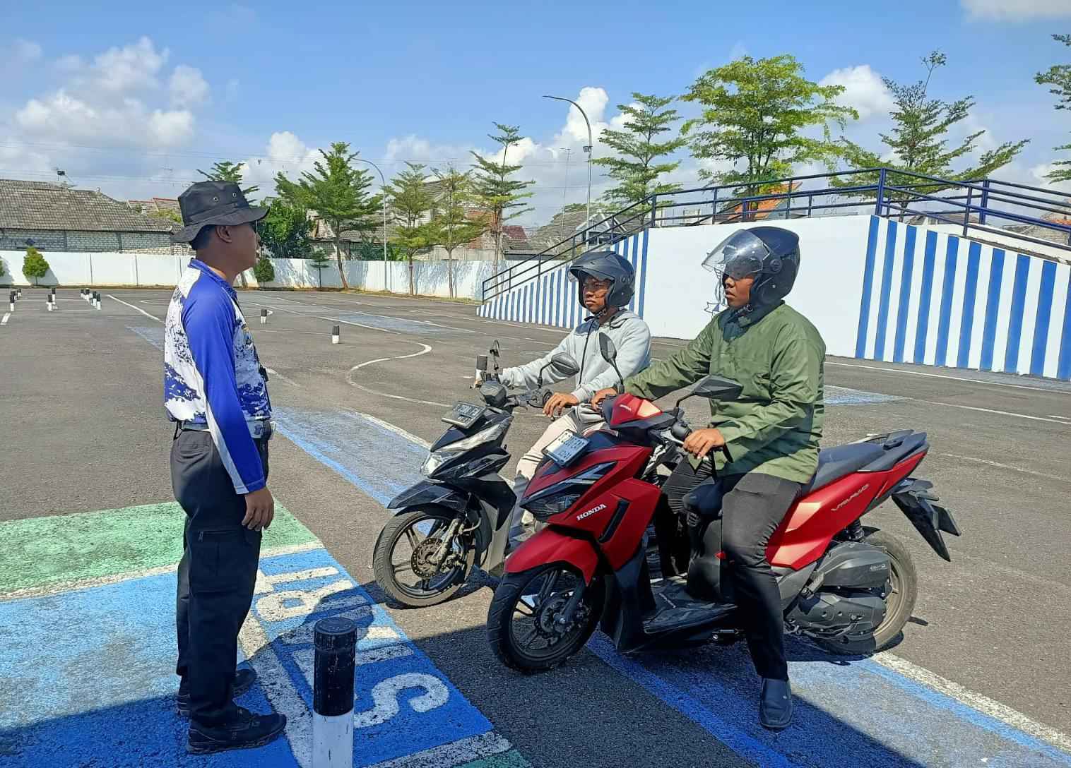 IMG-20260511-WA0017 Warga Tuban Mendekat Satu per Satu Saat Program Polantas Tuban Menyapa Buka Info SIM STNK BPKB
