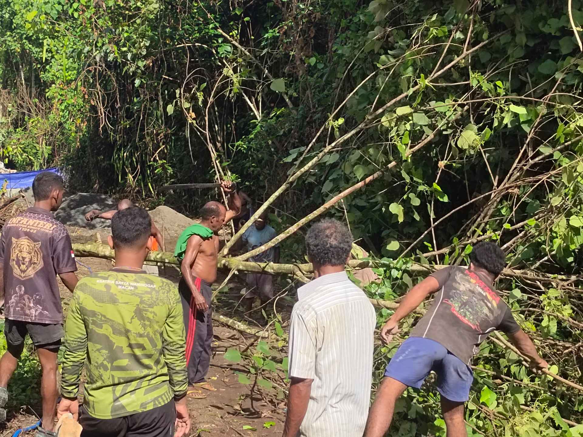 Bersama Warga, Satgas TMMD Ke-128 Kodim 1801/Manokwari Bersihkan Lahan 2 Hektare untuk Tanam Kakao