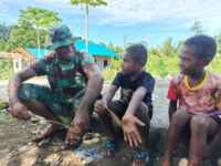 Keakraban Anak-Anak Bersama Anggota Satgas TMMD ke-128 Kodim 1801/Manokwari
