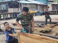 Satgas TMMD Tuntaskan Pemasangan Pintu MCK Umum di Kampung Keakwa