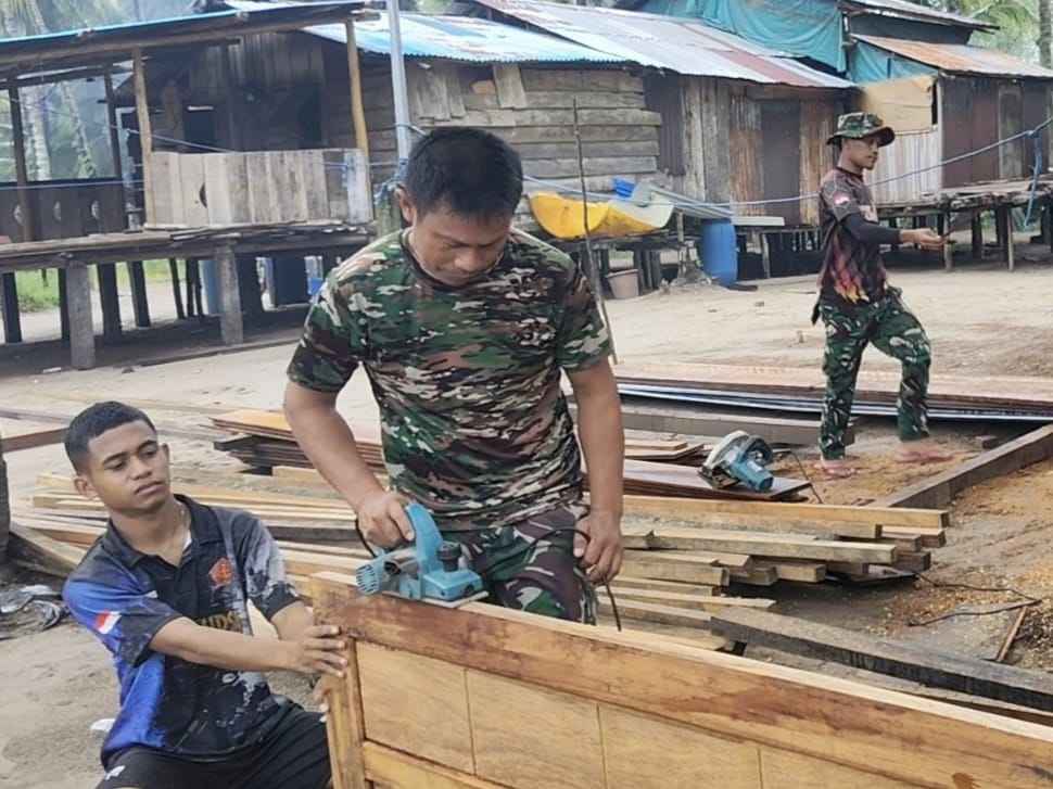 IMG-20260512-WA0028 Satgas TMMD Tuntaskan Pemasangan Pintu MCK Umum di Kampung Keakwa