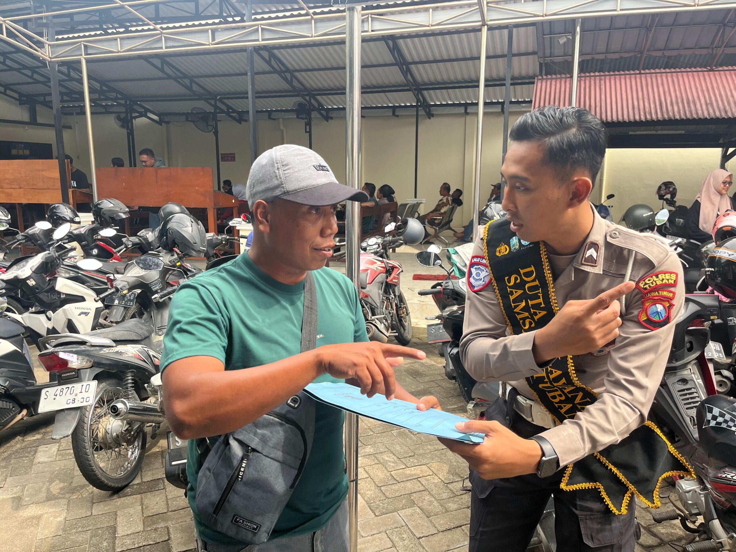 IMG-20260513-WA0004 Ramai di Tuban, Warga Sengaja Menepi Demi Tanya STNK ke Polantas Tuban