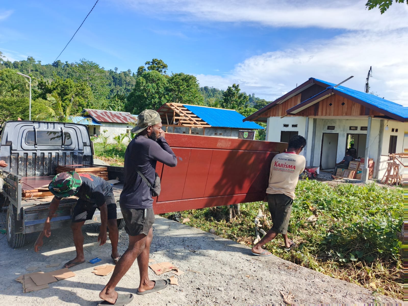 Pintu Panel dan Jendela RTLH TMMD Ke-128 Kodim 1801/Manokwari Tiba di Lokasi