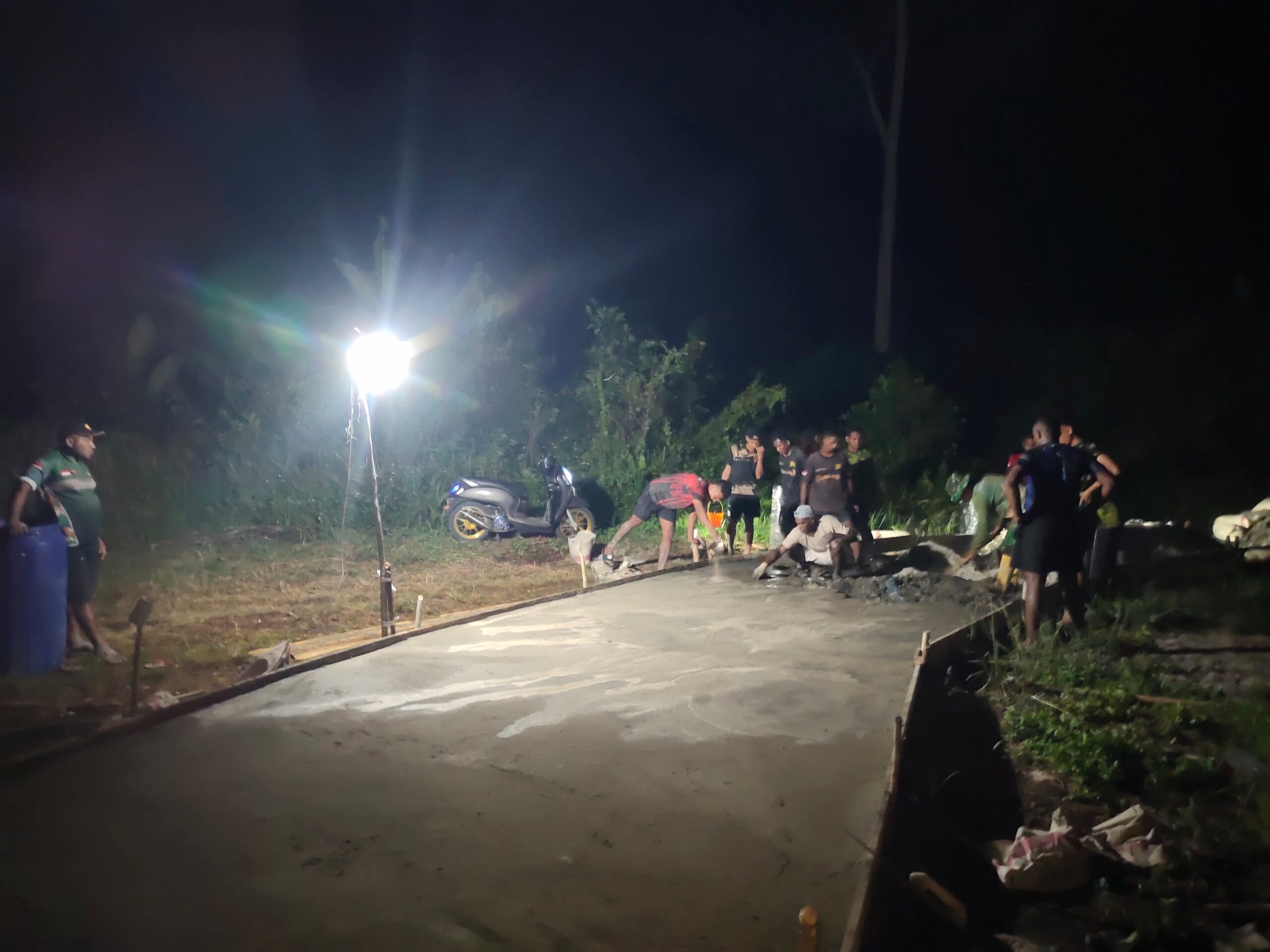 Dengan Penuh Semangat, Satgas TMMD Ke-128 Kodim 1801/Manokwari Lanjutkan Pengecoran Jalan Hingga Malam Hari