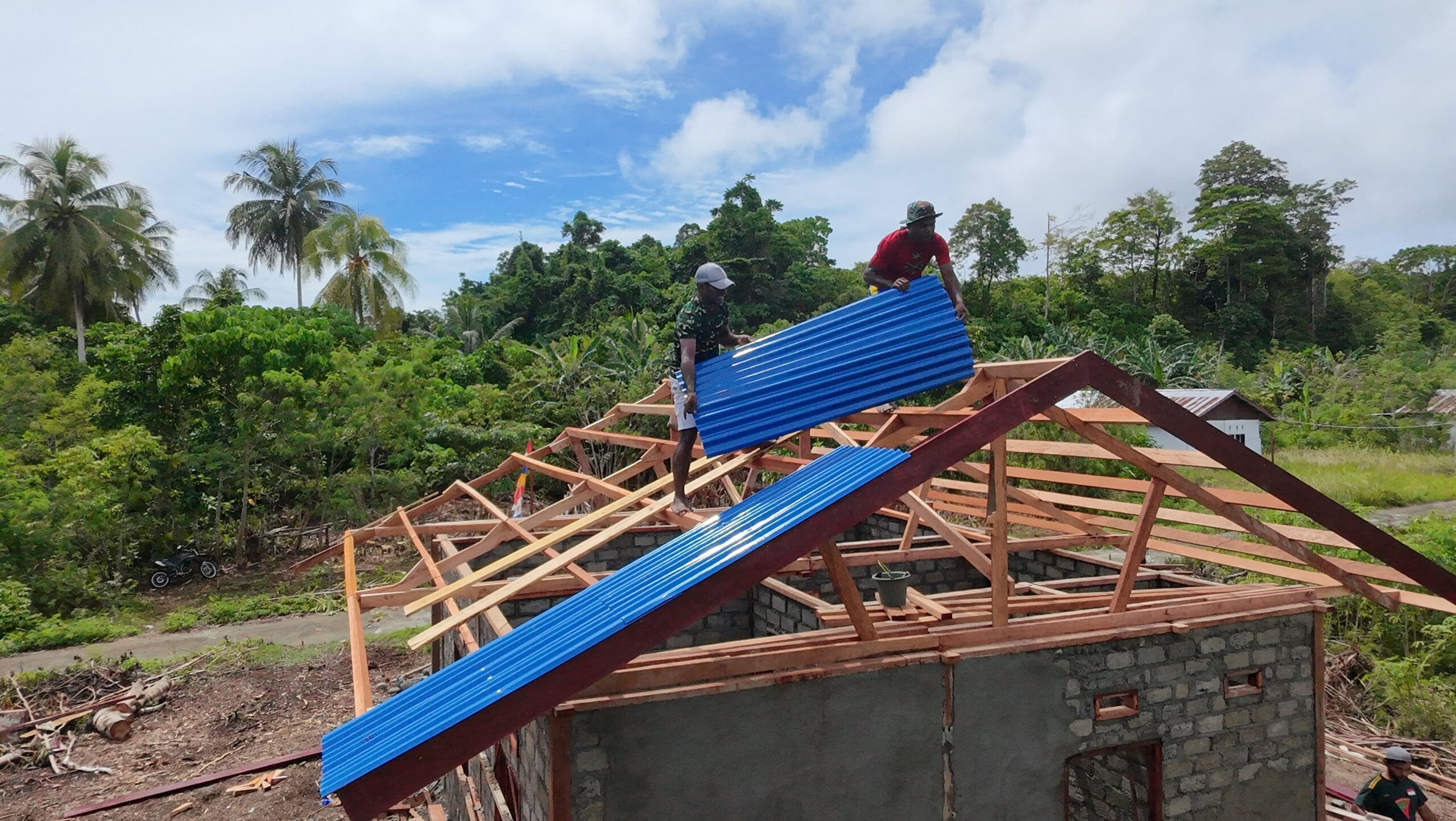 Atap Rumah Debida Dowansiba Mulai Dikerjakan Satgas TMMD Ke-128 Kodim 1801/Manokwari
