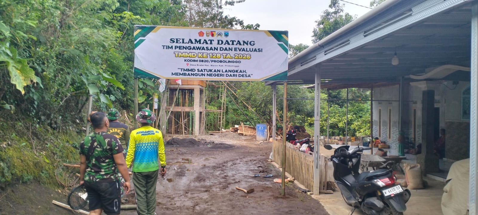 IMG-20260517-WA0340 Satgas Bersama Warga Pasang Benner Sambut Tim Wasev Sterad TNI