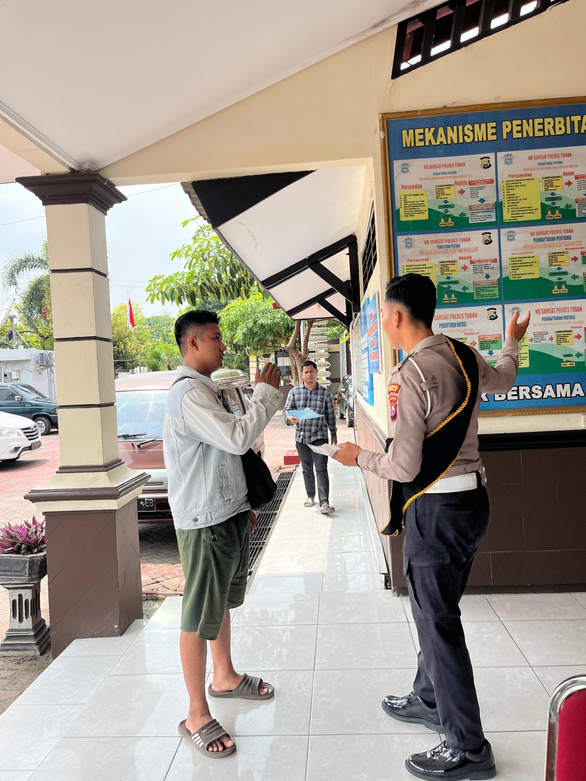 Polantas Tuban Membuka Forum Jalanan, SIM, STNK, dan BPKB Jadi Topik Hangat