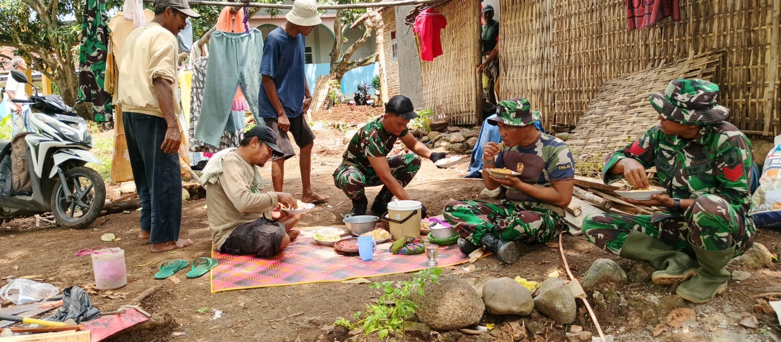 IMG-20260518-WA0098 Penuh Keakraban, Satgas TMMD Ke-128 Kodim 0820/Probolinggo Nikmati Makan Siang Bersama Warga