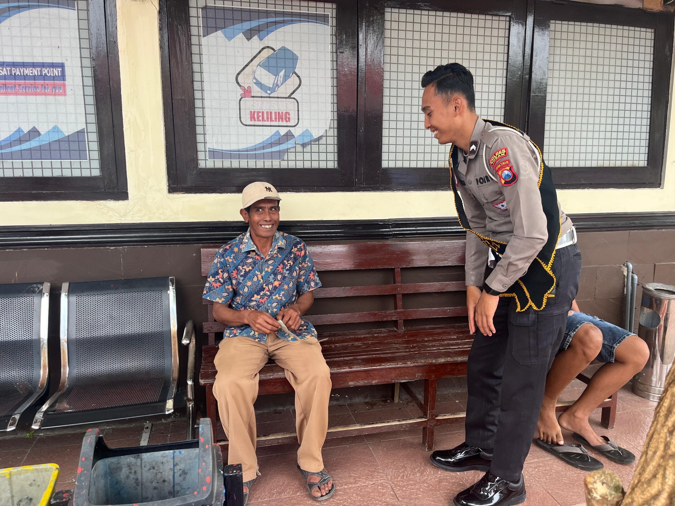 Human Interest: Diskusi Santai Warga dengan Polisi Tentang Administrasi Kendaraan