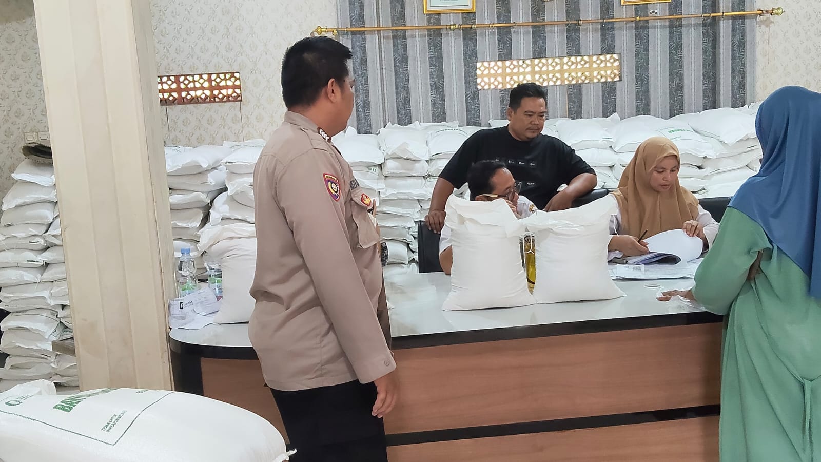 Bhabinkamtibmas Polsek Cikupa Amankan Penyaluran Bantuan Beras dan Minyak Goreng di Desa Bojong