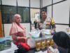 IMG-20260520-WA0069 Bhabinkamtibmas Polsek Cikupa Amankan Penyaluran Bantuan Pangan Kemensos di Desa Bitung Jaya
