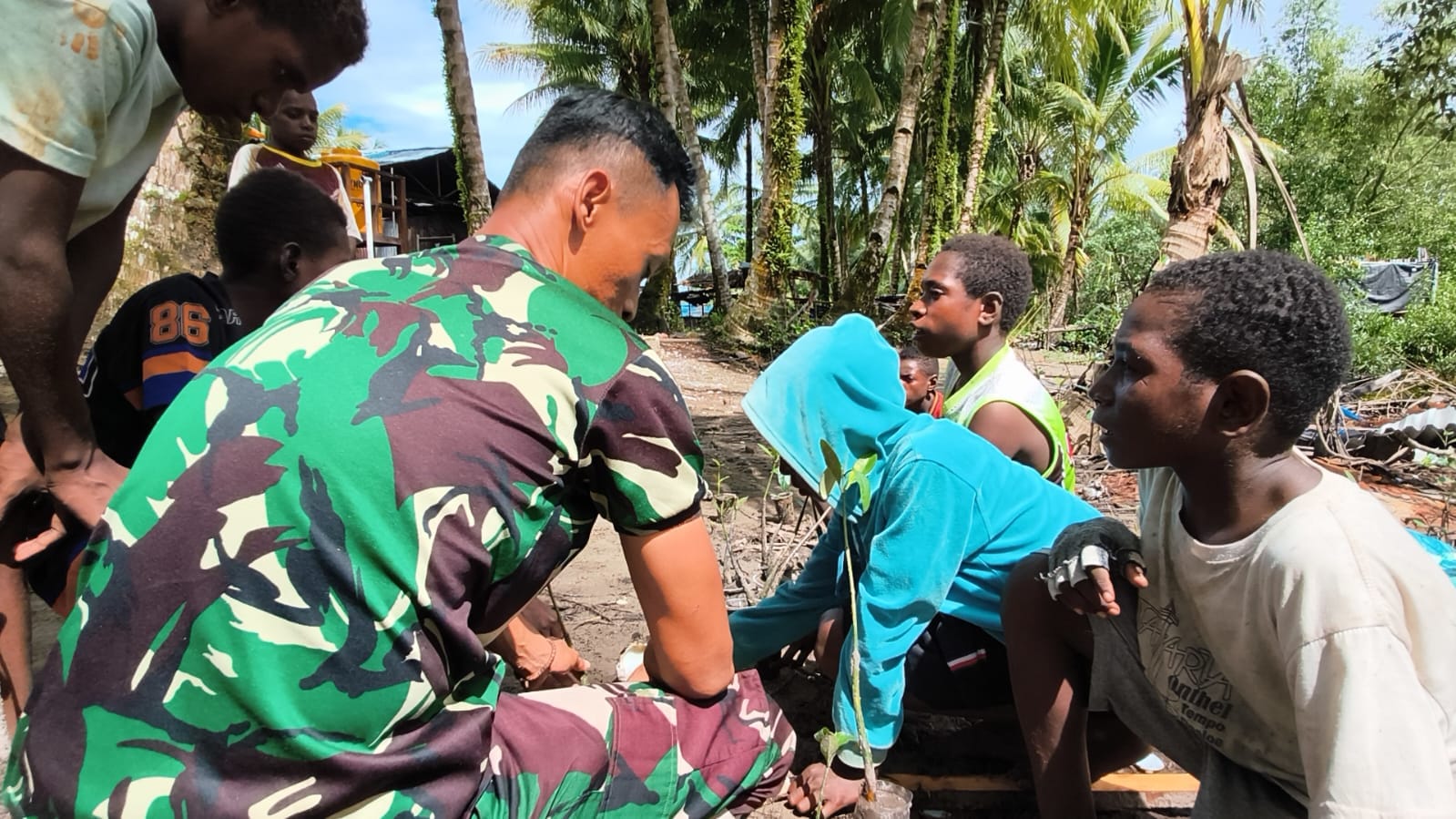 Satgas TMMD Kodim 1710/Mimika Tanamkan Kepedulian Lingkungan Lewat Penanaman Mangrove Bersama Anak-Anak