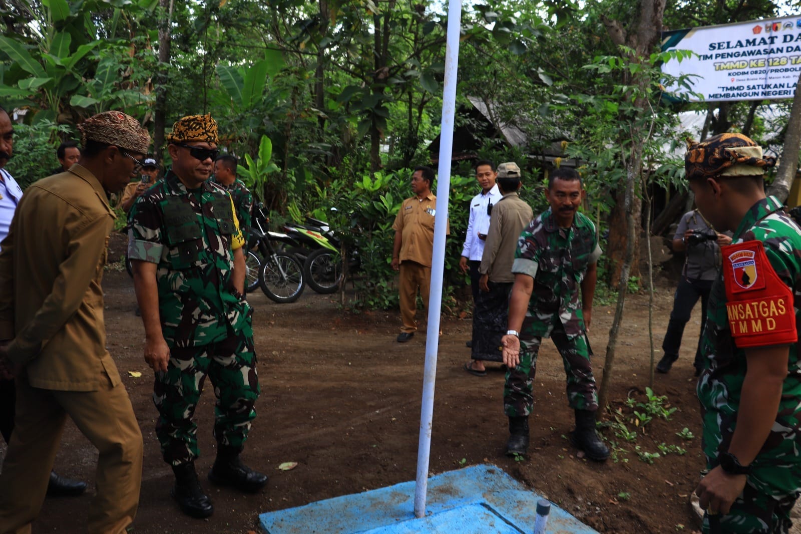 Tim Wasev Sterad Tinjau Pembangunan Tangki Septik Individual TMMD Ke-128 di Desa Brabe