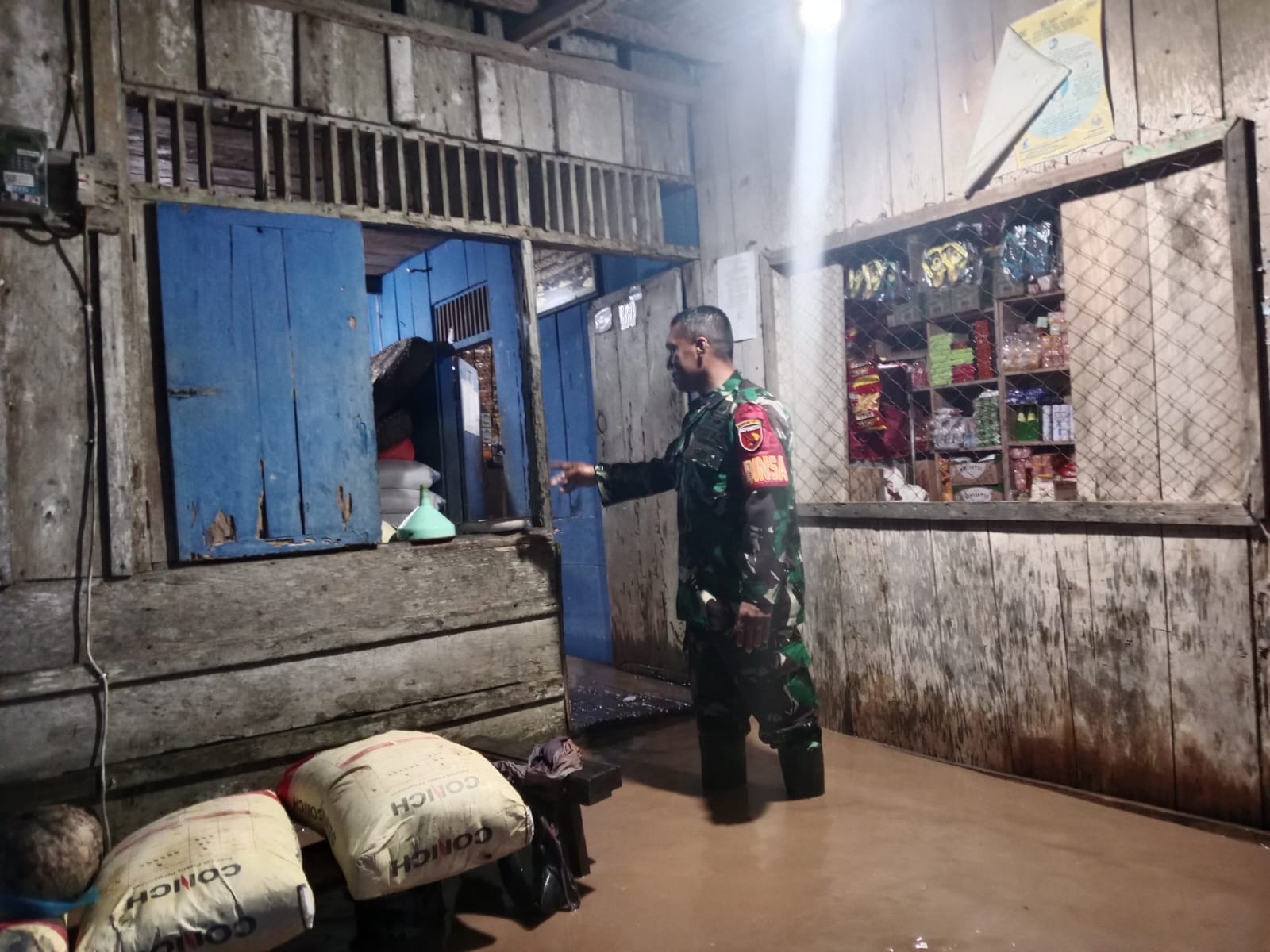 IMG-20260521-WA0008 Peduli Warga Binaan, Babinsa Kodim 1505/Tidore Turun ke Lokasi Banjir