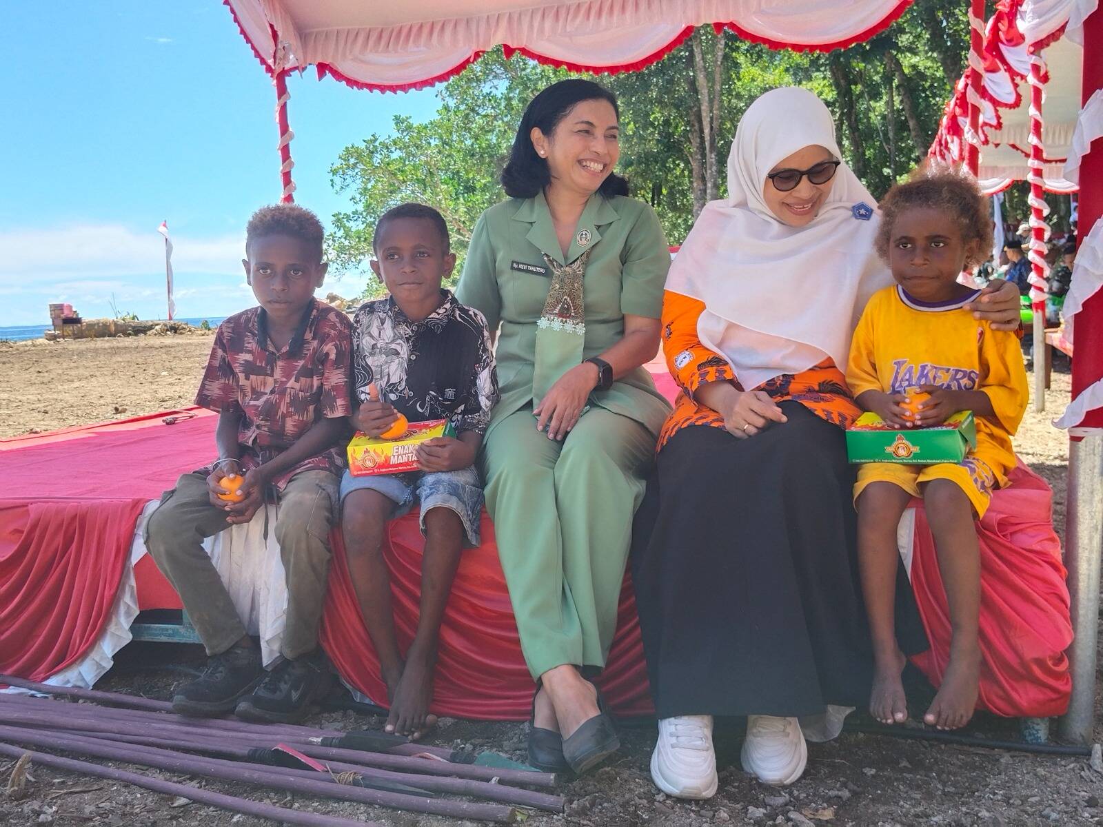 Kedekatan Ibu Pangdam dan Ibu Wakil Bupati Warnai Penutupan TMMD ke-128 di Kampung Tanah Rubuh