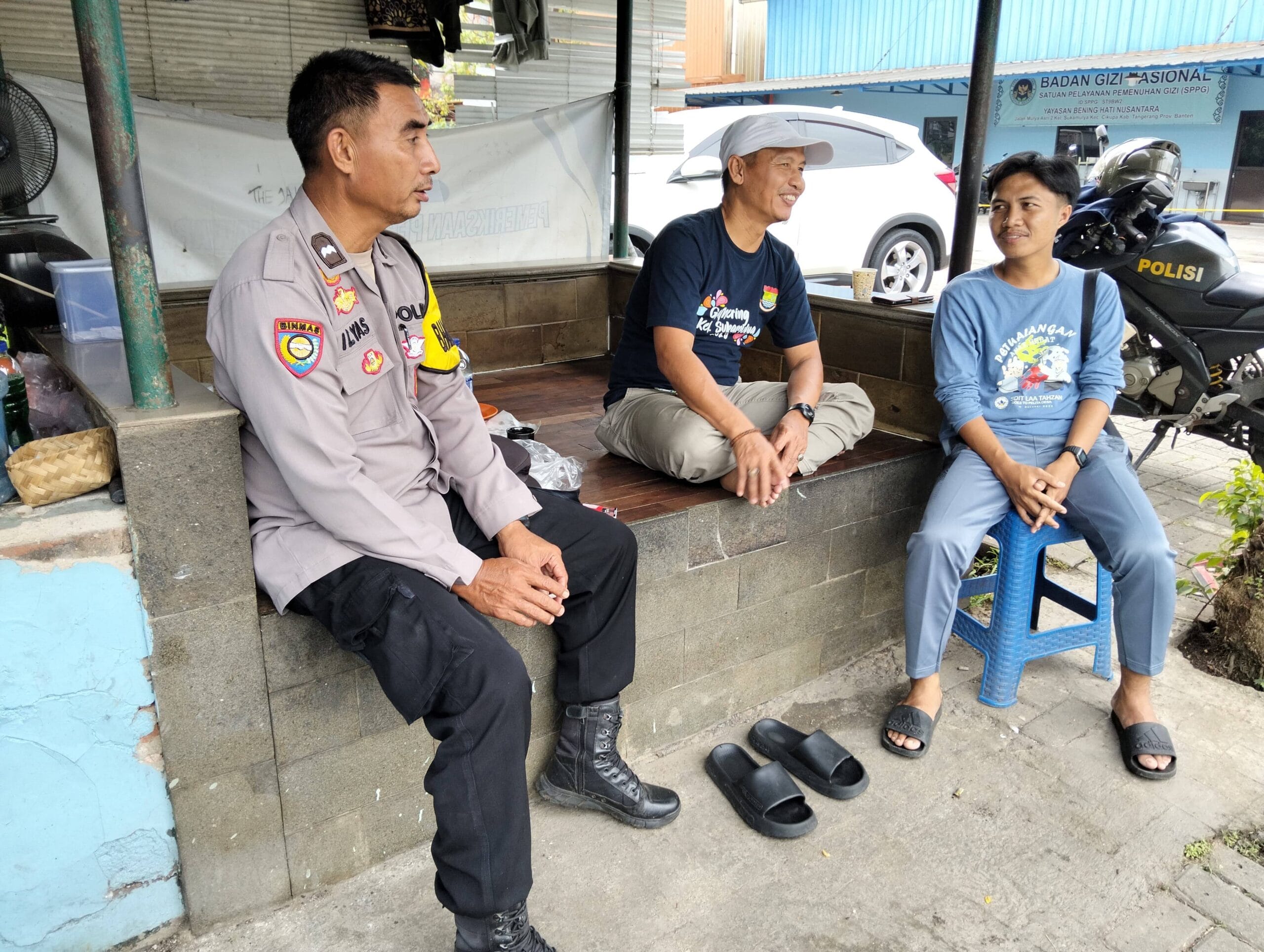 Bhabinkamtibmas Polsek Cikupa Sambangi Ketua RW di Sukamulya, Sampaikan Pesan Kamtibmas