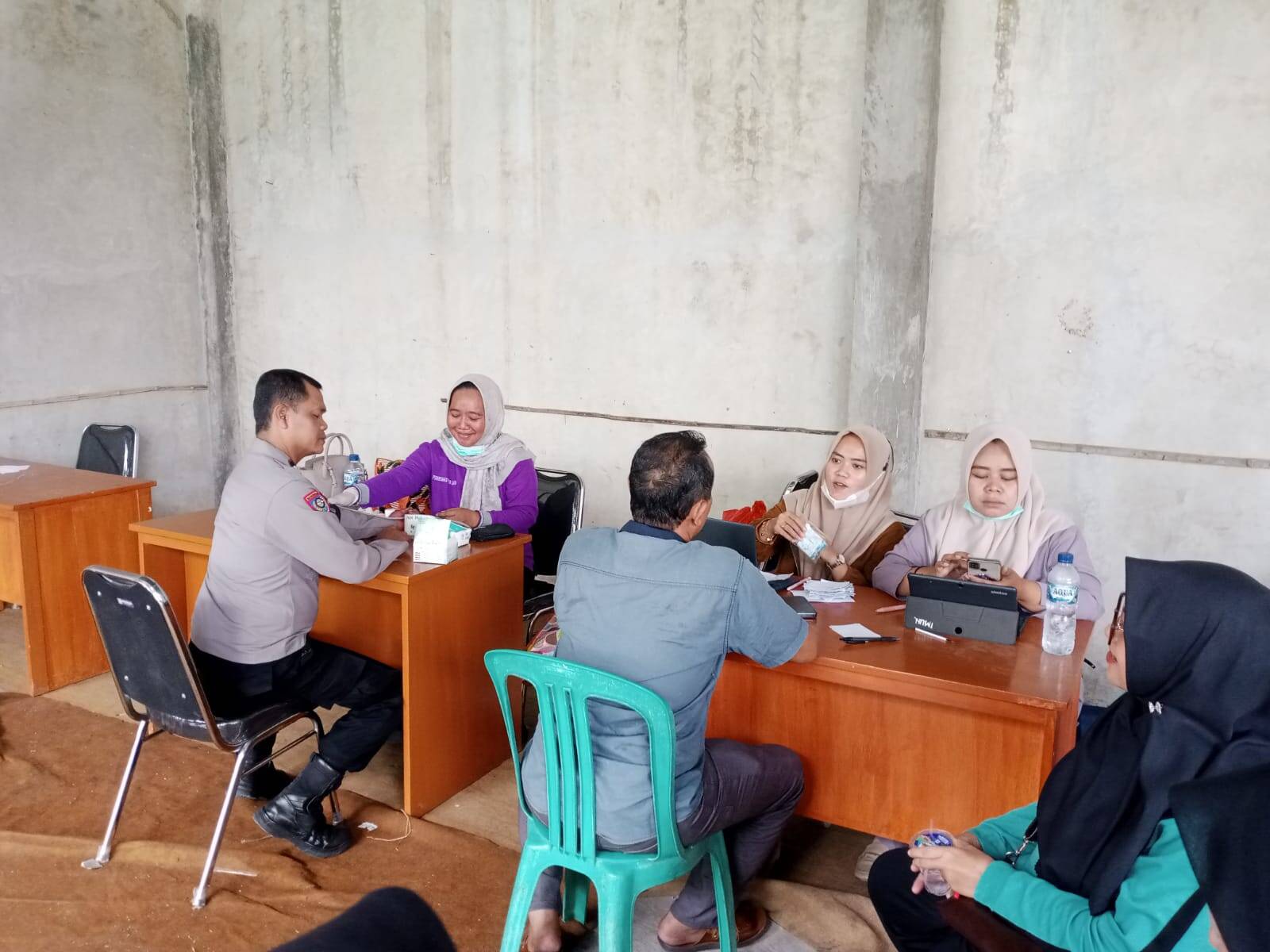 Bhabinkamtibmas Polsek Cikupa Dampingi Kegiatan Cek Kesehatan Gratis bagi Warga Desa Pasir Jaya