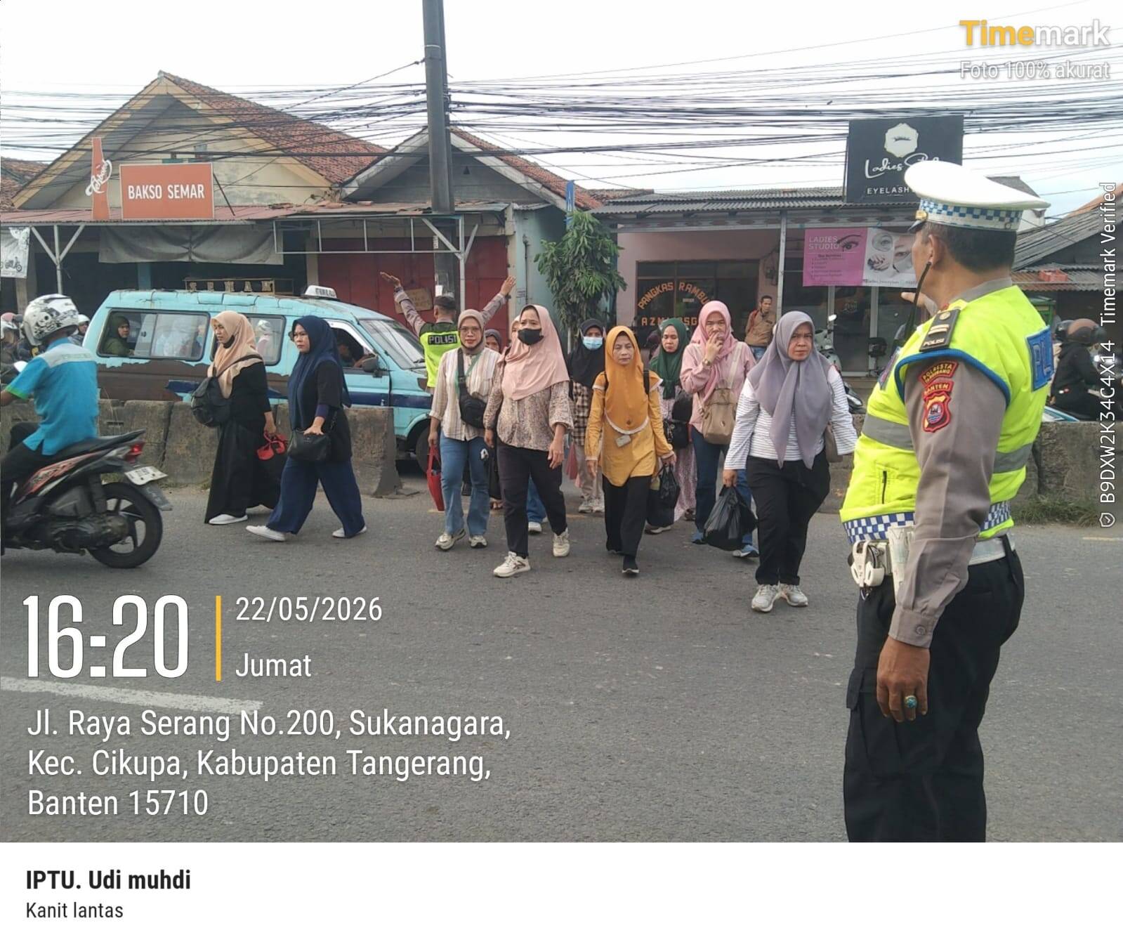 IPTU Udi Muhdi Pimpin Pengaturan Lalu Lintas Sore di Jalur Padat Cikupa