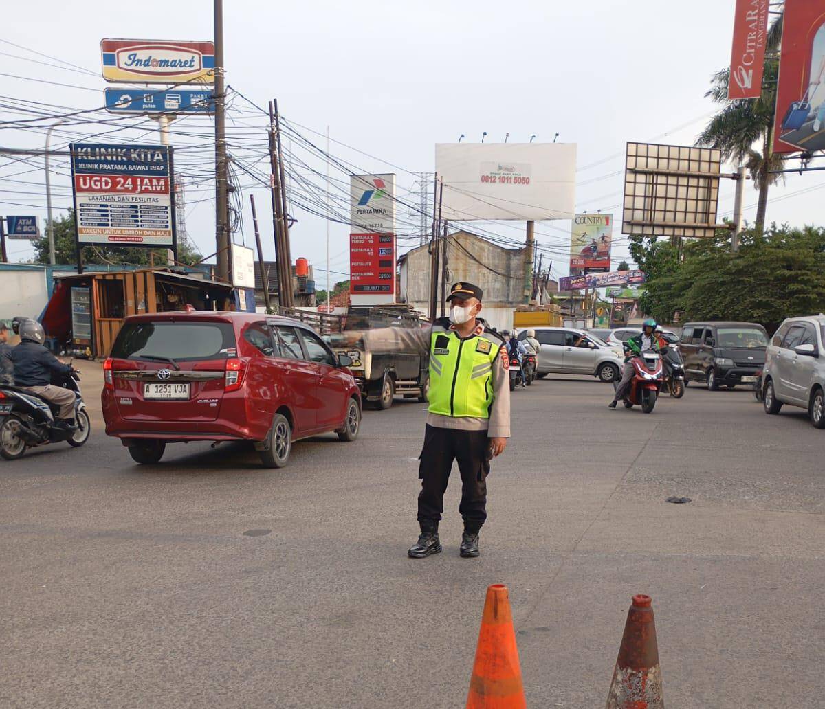 IMG-20260523-WA0008 IPTU Rusandi Pimpin Pengaturan Lalu Lintas Sore di Simpang Cikupa Mas