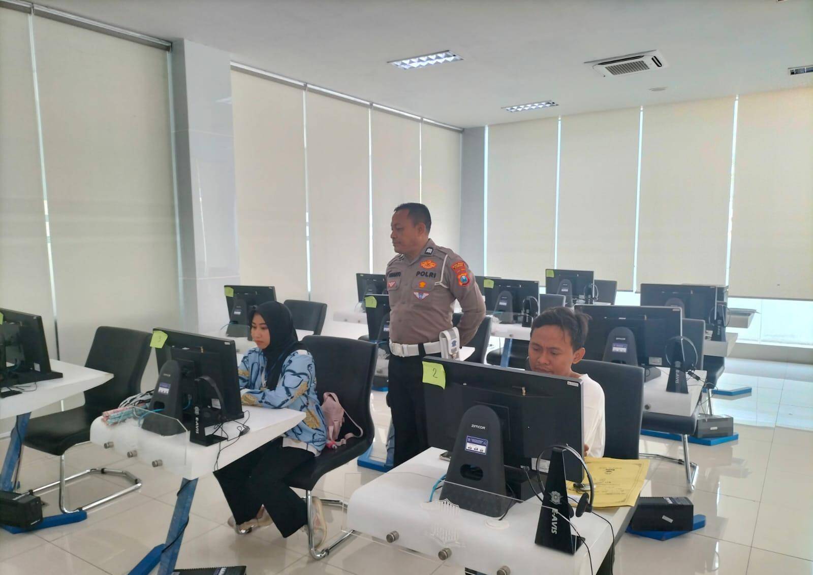 Warga Tuban Tak Lagi Bingung Urus SIM Setelah Bertemu Polantas Tuban