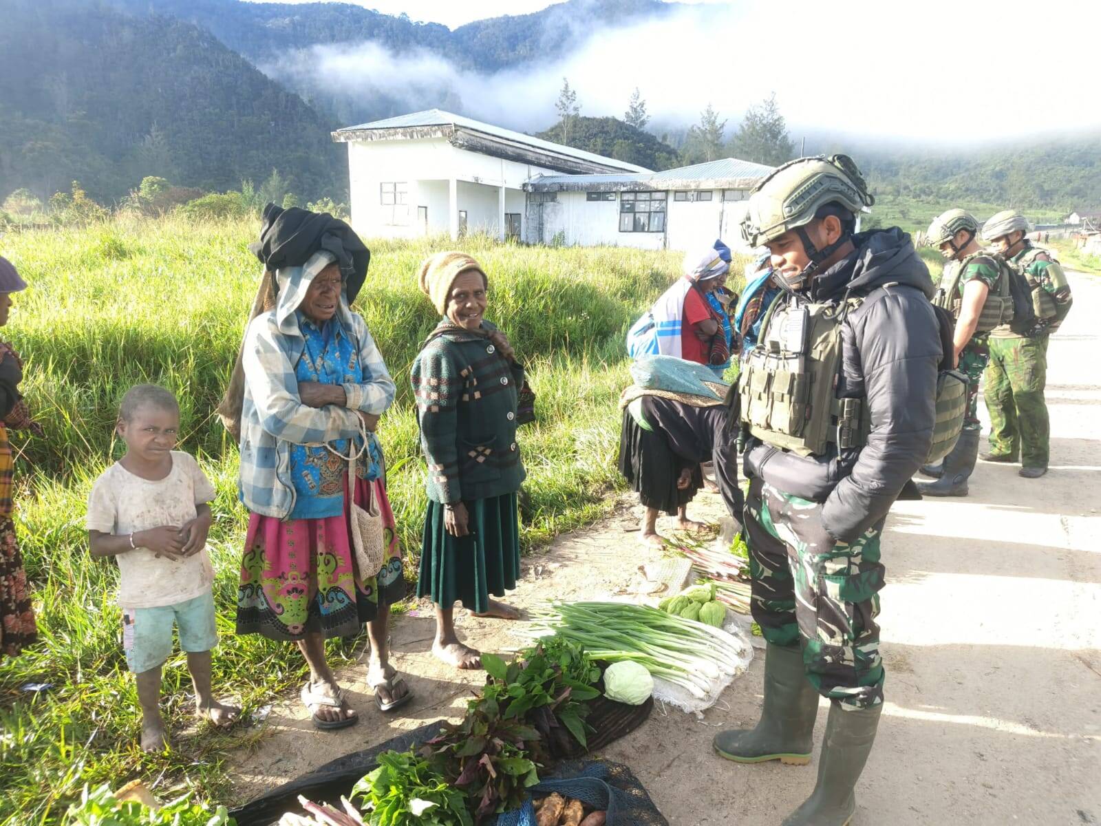 IMG-20260523-WA0068 Satgas Yonif 2 Marinir Borong Hasil Tani Warga Komopa Papua, Bangkitkan Ekonomi Lokal dan Pererat Hubungan Dengan Warga