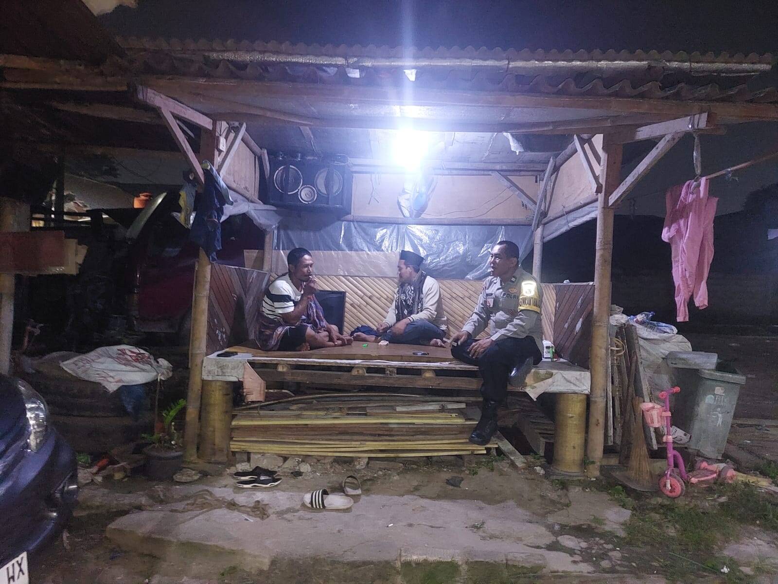 Bhabinkamtibmas Polsek Cikupa Gelar Ronda Siskamling Bersama Warga Desa Sukadamai