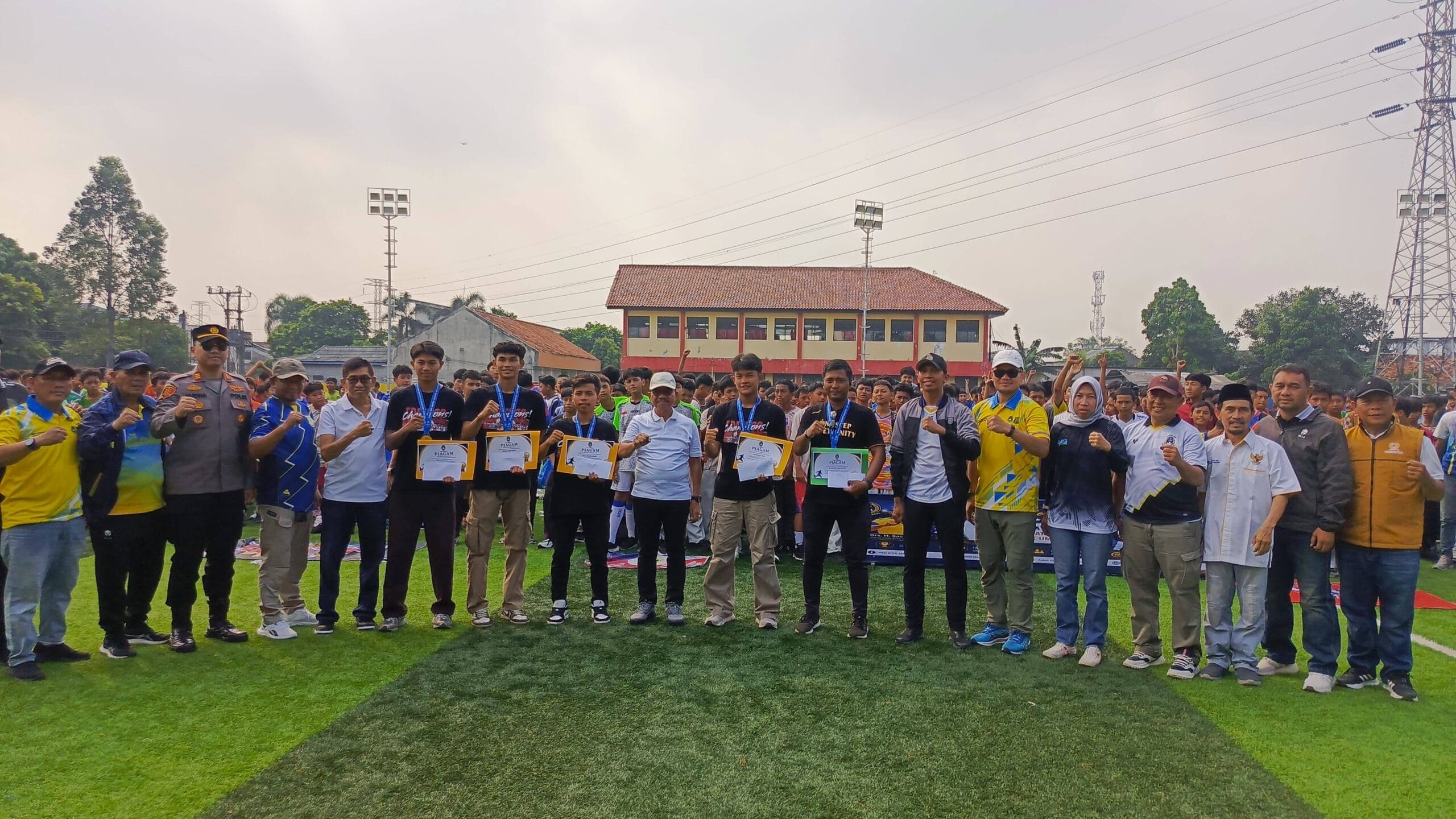 Pembukaan Liga Suratin Kota Tangerang 2026 Semarak, Atlet EPA U-20 Terima Penghargaan