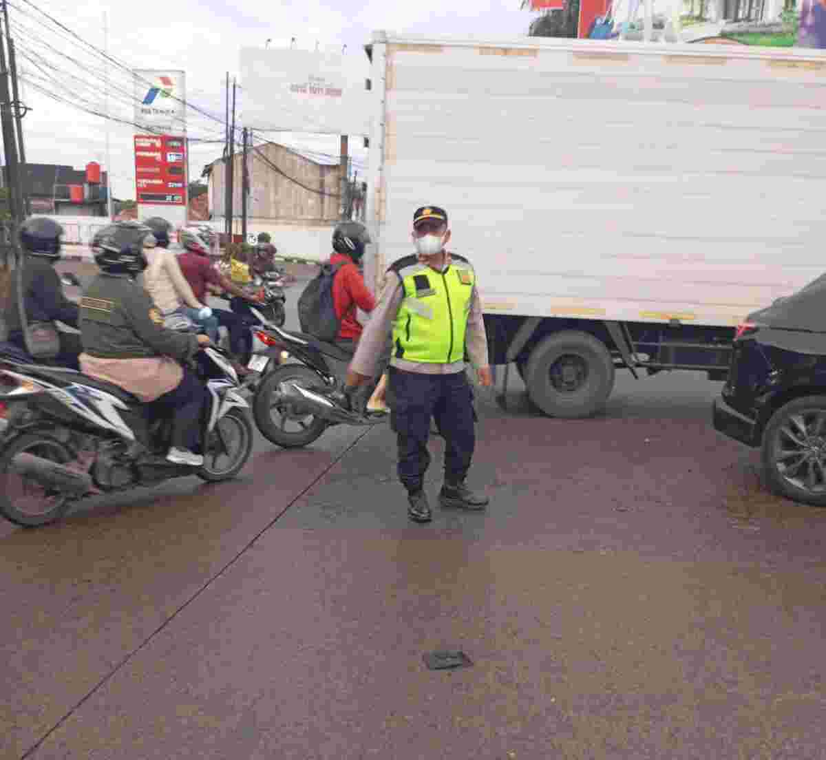 IMG-20260525-WA0092 Personel Polsek Cikupa Laksanakan Pengaturan Lalu Lintas Pagi di Perempatan Cikupa Mas