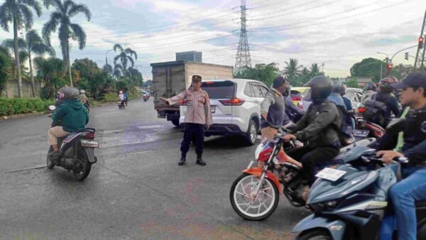 Personel Polsek Cikupa Laksanakan Pengaturan Lalu Lintas Pagi di Simpang Cikupa Mas
