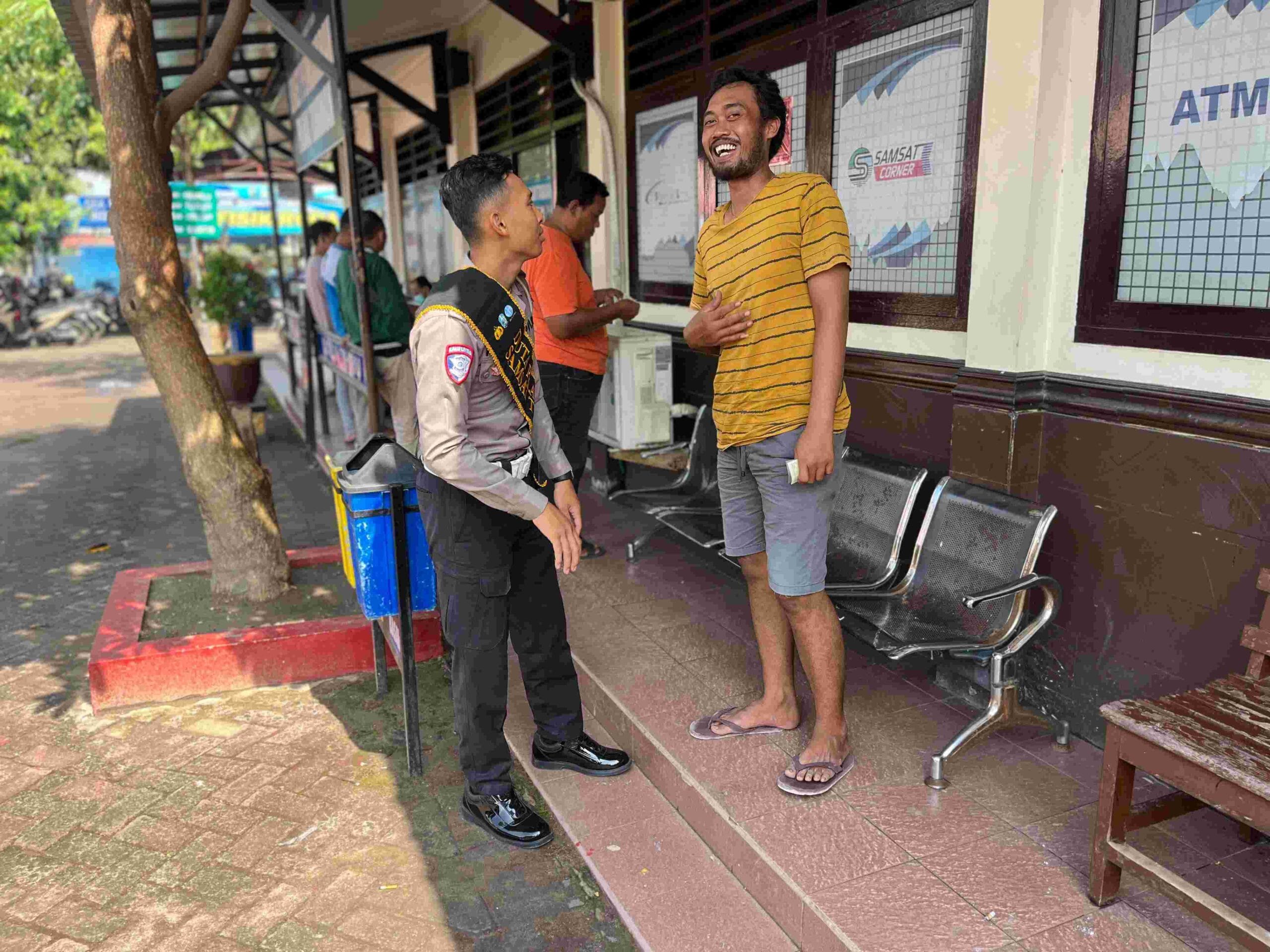 Polantas Tuban Hadirkan Suasana Baru, Warga Santai Bahas STNK dan BPKB