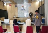Bhabinkamtibmas Desa Bitung Jaya Sambangi Perangkat Desa, Perkuat Sinergitas Kamtibmas