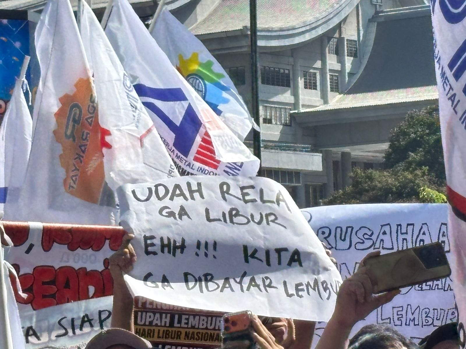 IMG-20260526-WA0051 Aksi Massa SPAI-FSPMI di PIK: Spanduk, Poster, dan Tuntutan Tegas Soal Upah Lembur