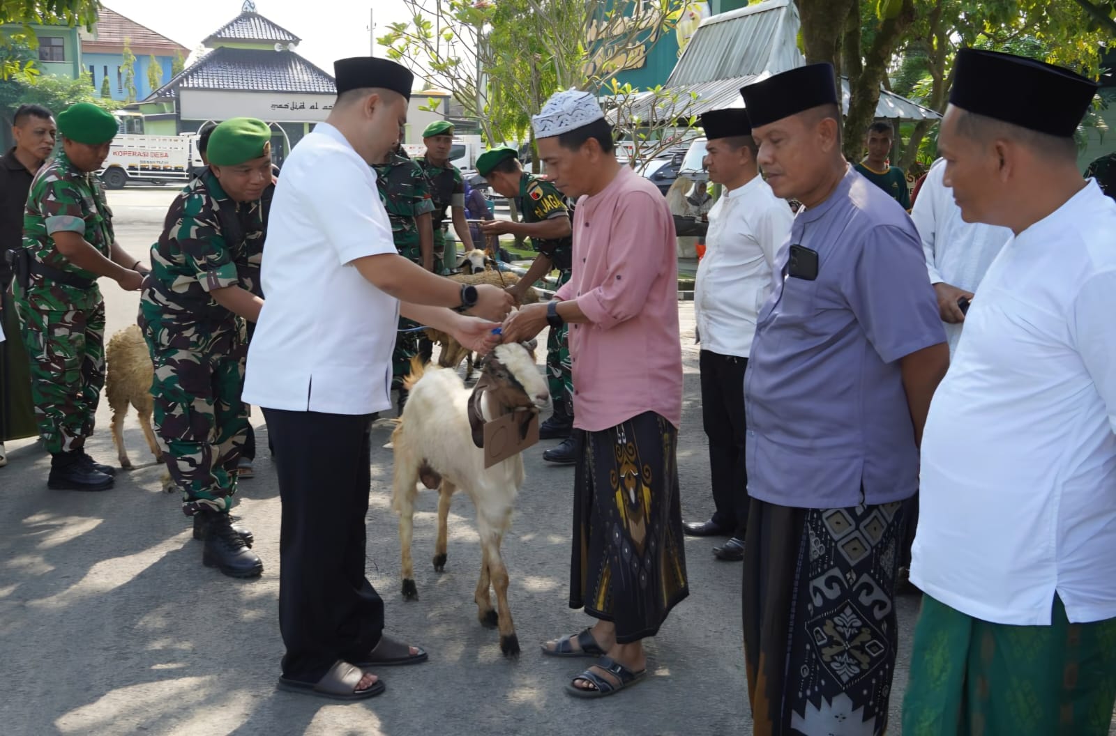IMG-20260527-WA0016 Semangat Berbagi di Idul Adha, Kodim Bojonegoro Salurkan Daging Kurban