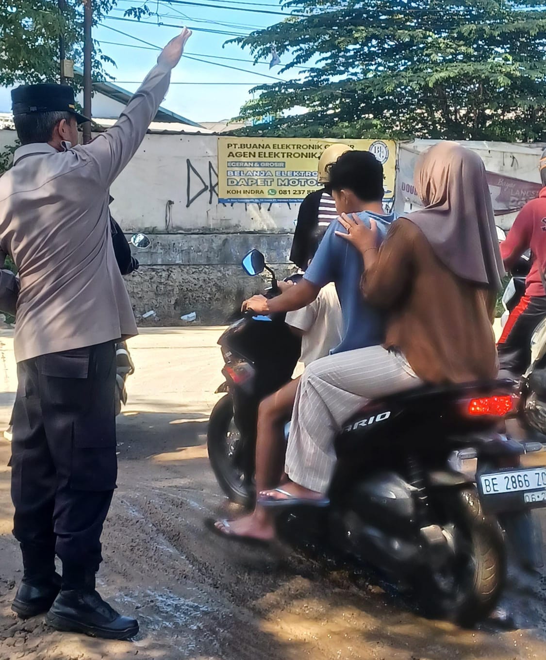 IMG-20260527-WA0033 Personel Polsek Cikupa Gerak Cepat Urai Kemacetan di Pertigaan Pasir Gadung