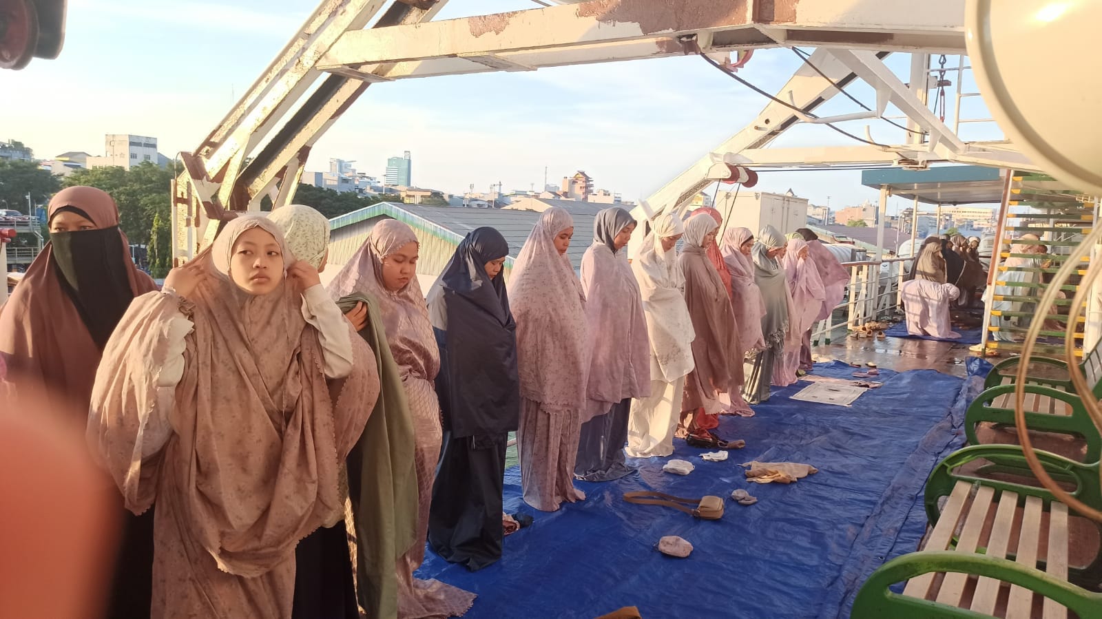 Diatas KM Dorolonda Crew Bersama Penumpang Gelar Sholat Id Bersama Penuh Khidmat: Selamat Hari Raya Idhul Adha 1447 Hijriah