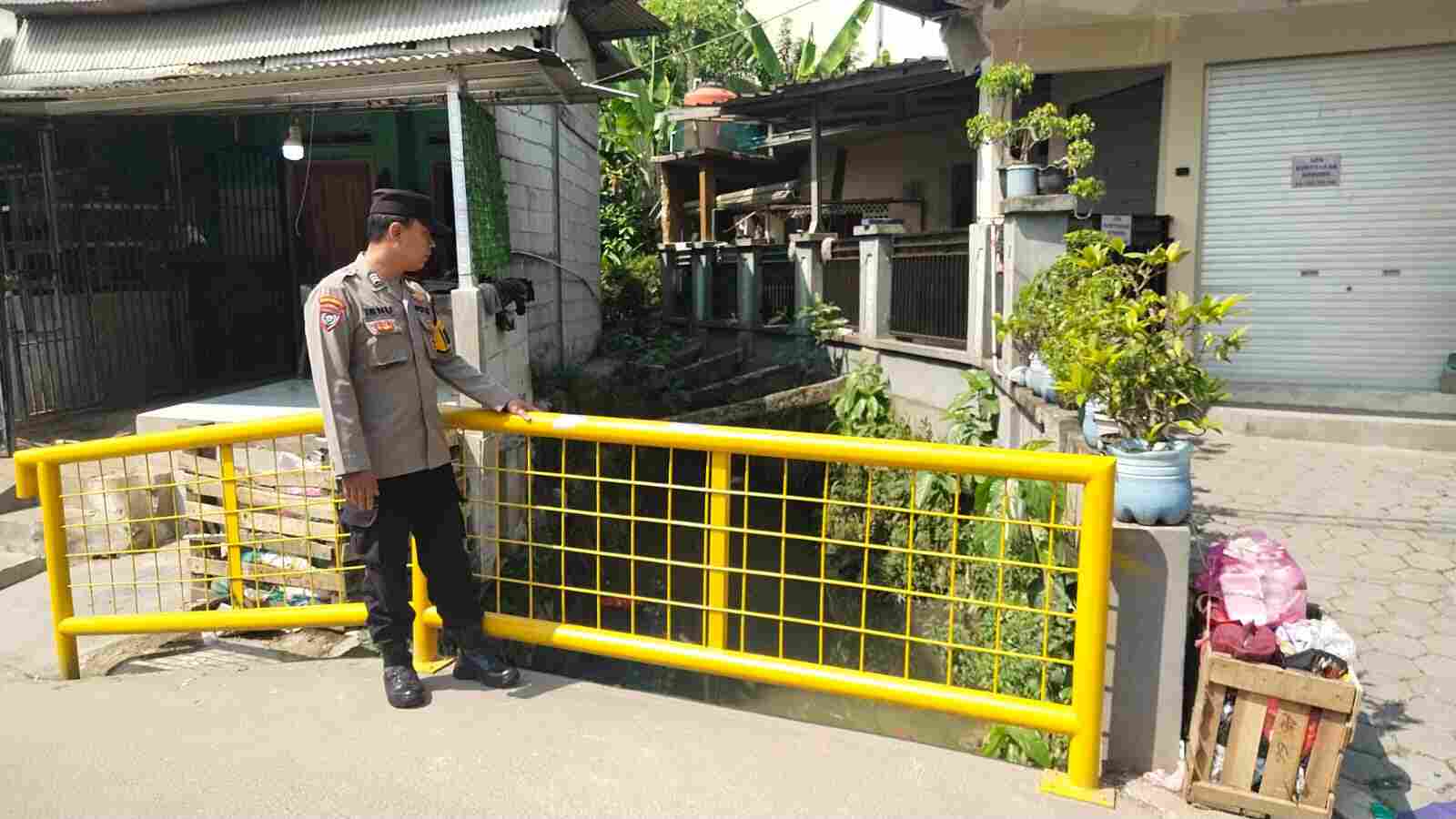 IMG-20260529-WA0085 Polsek Cikupa Cek Kondisi Jembatan di Desa Talaga, Pastikan Aman Dilintasi Warga