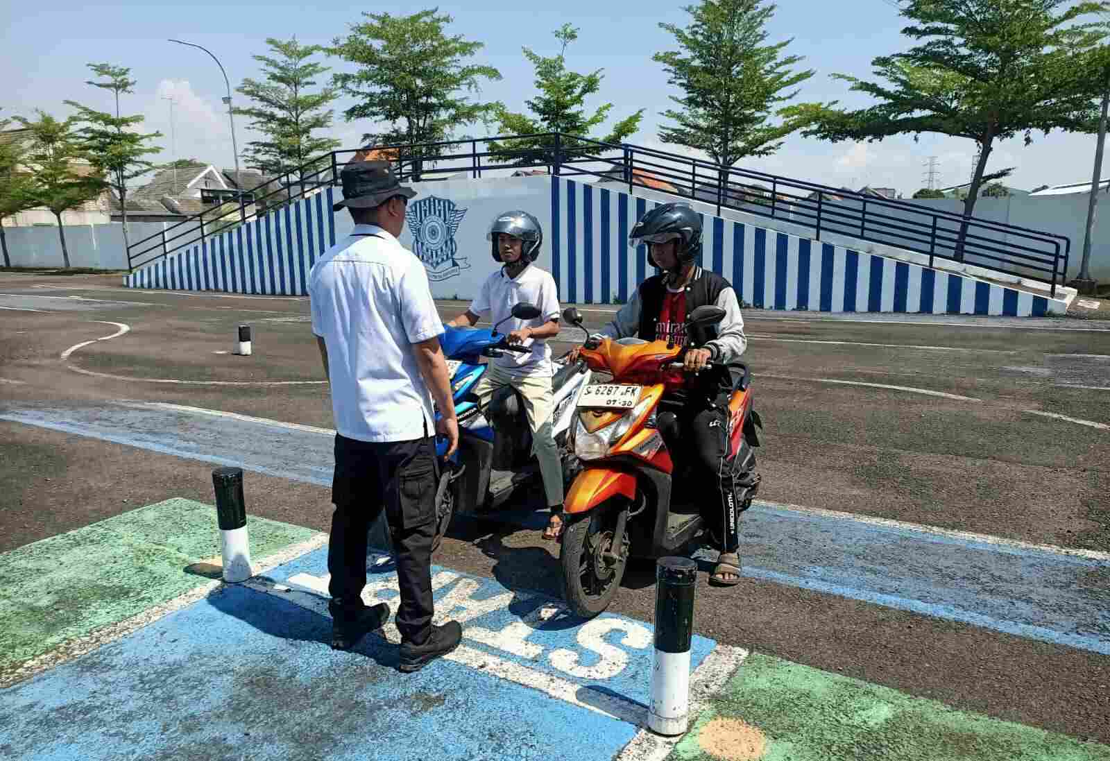 Belum Jam 7 Pagi, Warga Tuban Sudah Antre Konsultasi Pajak Motor di Jalan