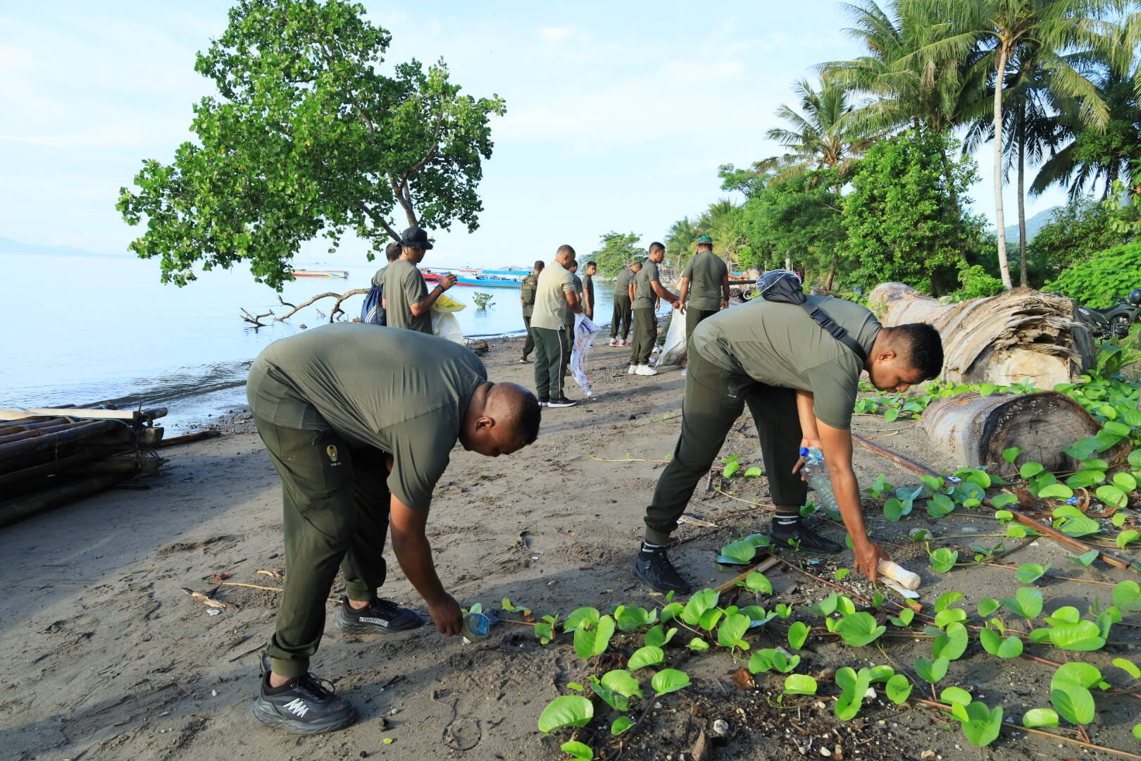 Bersihkan Pantai, Kodim 1505/Tidore Tunjukkan Kepedulian terhadap Lingkungan Pesisir