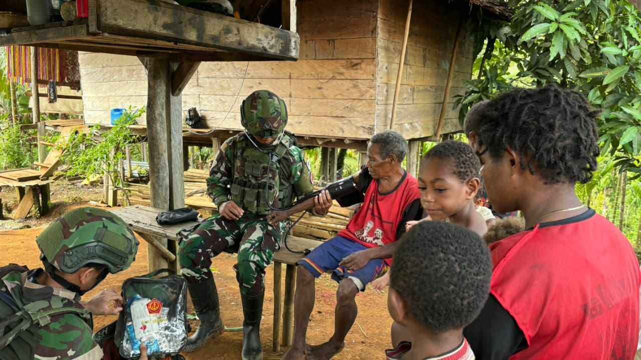 Prajurit Koops TNI Habema Serentak Berikan Pelayanan Kesehatan di Pelosok Papua