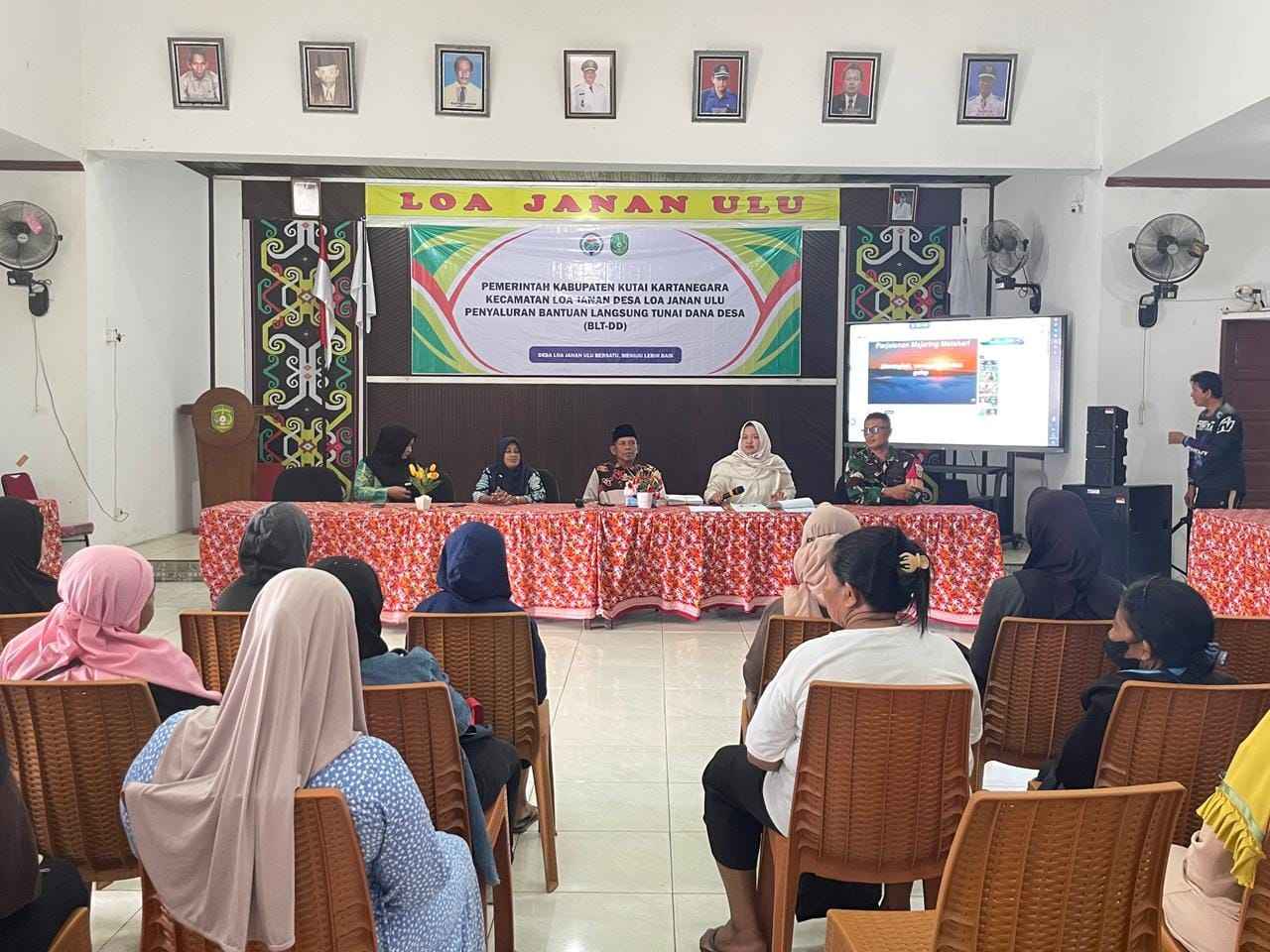 WhatsApp Image 2026-05-09 at 07.24.41(3) Pastikan Tepat Sasaran, Babinsa Hadiri Pendistribusian BLT Dana Desa