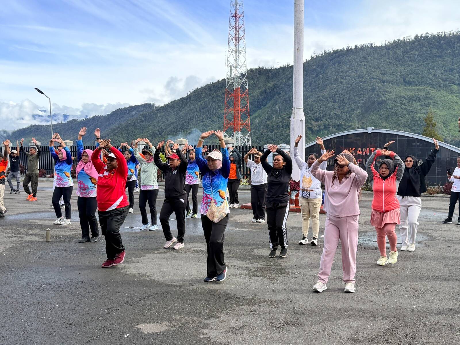WhatsApp Image 2026-05-22 at 15.39.50 Kodim 1714/Puncak Jaya Bersama Pemda Laksanakan Jumat Sehat Yang Penuh Berkah