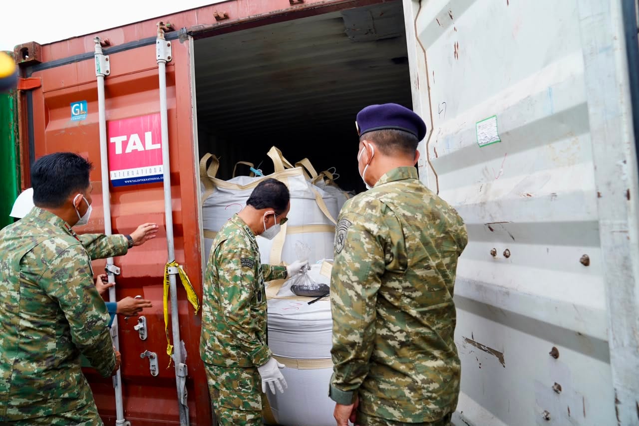 WhatsApp Image 2026-05-27 at 19.13.22 Kasum TNI Tinjau Pemeriksaan Kontainer Mineral Hasil Penindakan TNI AL di Batam