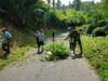 01 Sinergi Tanpa Batas, Babinsa Sidorejo Bersama Warga Bersihkan Rumput Tebing Demi Keselamatan Penguna Jalan