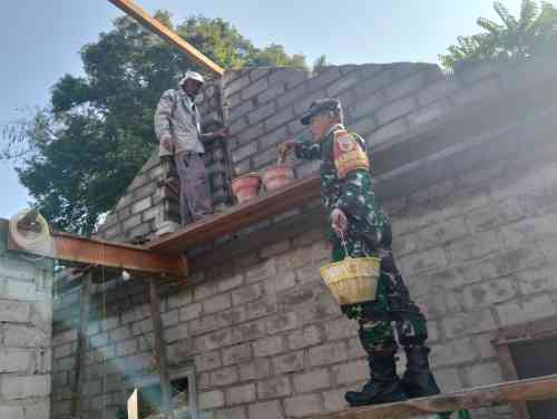 Wujudkan Hunian Layak, Babinsa Pakunden Bersama Warga Gotong Royong Renovasi Rumah RTLH