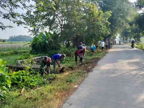 01 Wujud Kemanunggalan TNI, Babinsa Ngoran Pelopori Gotong Royong Bersihkan Jalan Desa