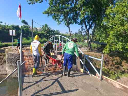 Sinergi TNI Dan Warga, Babinsa Kelurahan Sentul Dampingi Pengecoran Jembatan Beton Garuda Sungai Cari