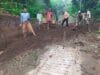 01 Wujud Sinergitas, Babinsa Banjarsari Bersama Warga Gotong Royong Lebarkan Jalan Desa