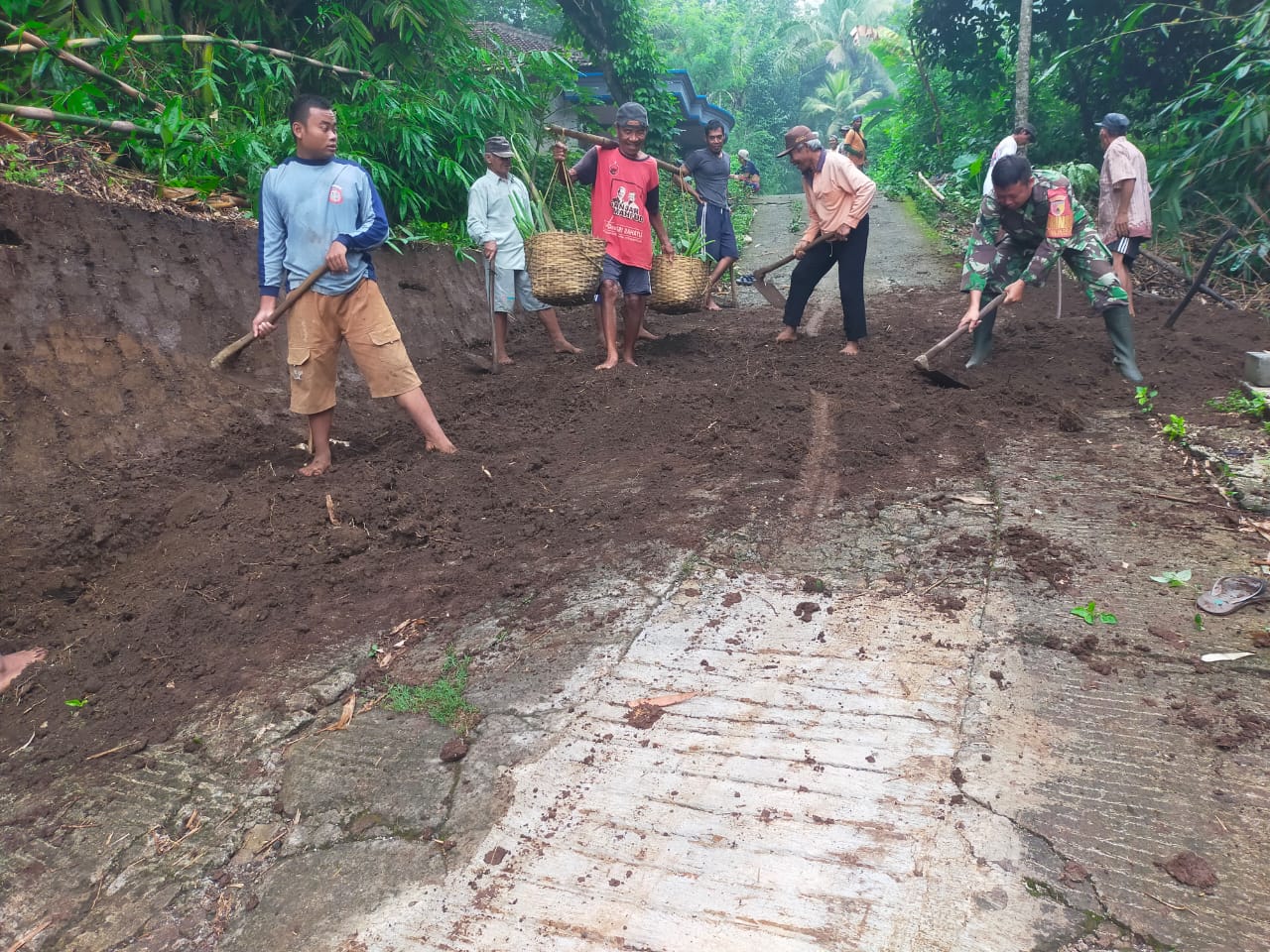 01 Wujud Sinergitas, Babinsa Banjarsari Bersama Warga Gotong Royong Lebarkan Jalan Desa