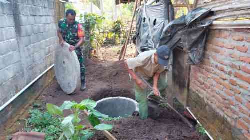 01 Wujud Kemanunggalan TNI, Babinsa Rejoso Gotong Royong Renovasi MCK Warga Binangun